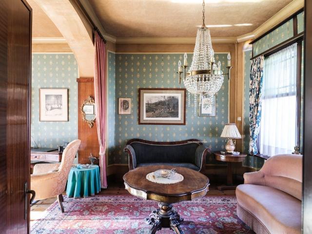 Op te frissen, karaktervolle art déco herenwoning naar de hand van architect J. Hebbelynck met aangename stadstuin met bijzonder