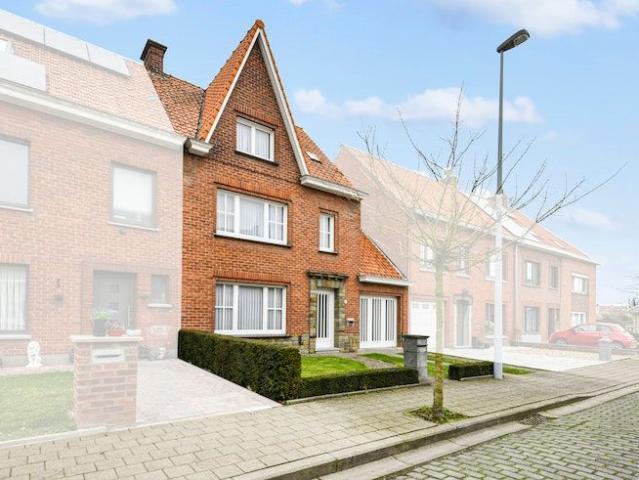 Op te frissen kloeke woning met garage!