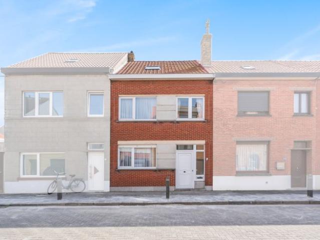 Op te frissen rijwoning in hartje Mariakerke Oostende!
