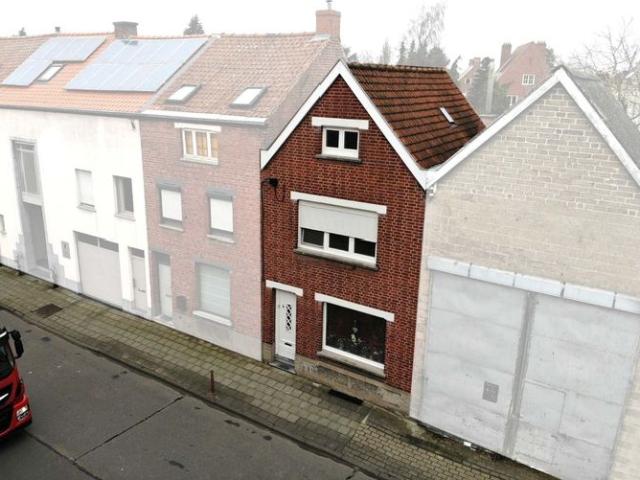 Op te frissen rijwoning met tuin, vernieuwde ramen en geïso
