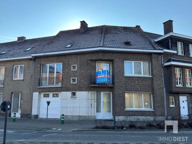 Op te frissen stadswoning met 3 ruime slaapkamers, bureau of dressing