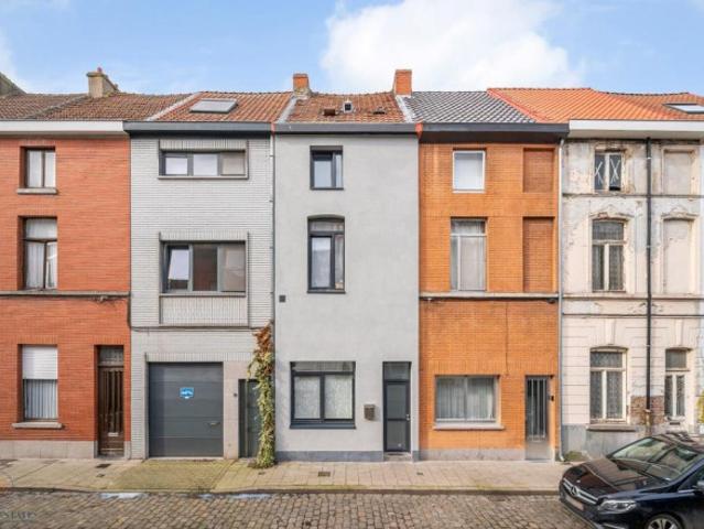 Op te frissen stadswoning met tuin