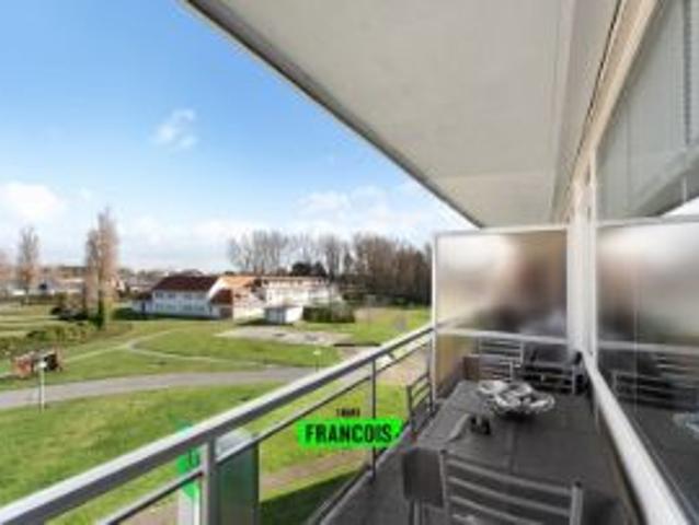 Op te frissen studio met zonnig terras in De Haan