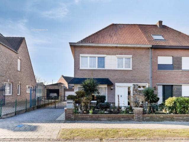 Op te frissen woning met 3 slaapkamers, garage en tuin