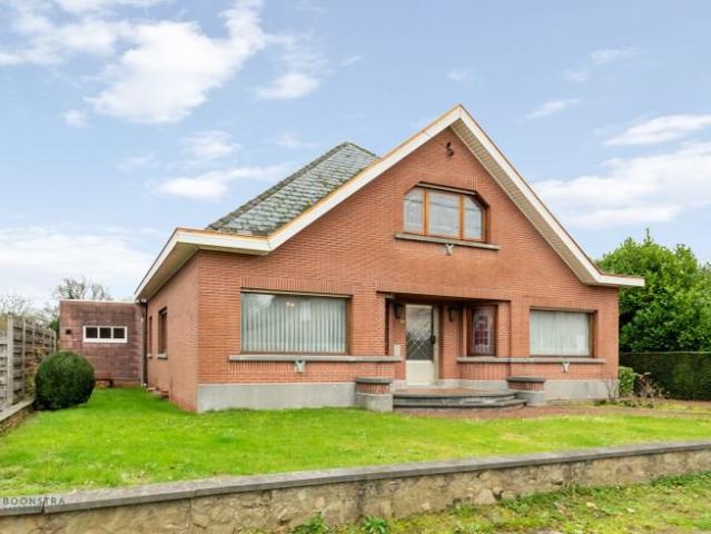 Op te frissen woning met 3 slpkrs op ruim perceel van 161.