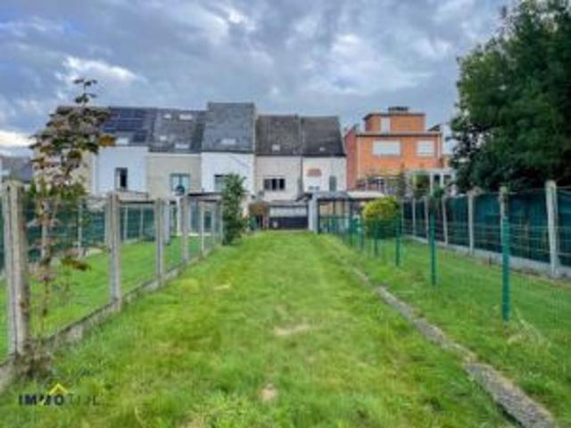 Op te frissen woning met 4 slaapkamers en garage!