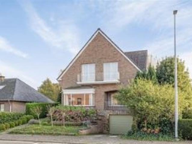 Op te frissen woning met 4 slaapkamers en garage IN OPTIE
