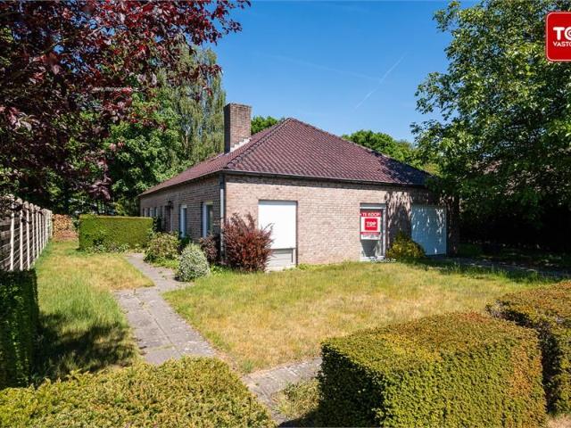 Op te frissen woning met 5 slaapkamers in het rustige Vinderhoute
