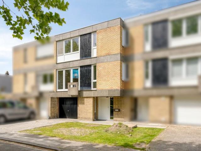 Op te frissen woning met kantoorruimte en garage te Sint.