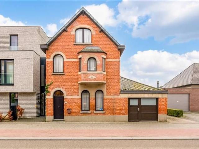 Op te frissen woning met tuin te Herk de Stad