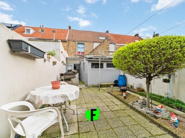 Op te frissen woning met twee slaapkamers in Assebroek!