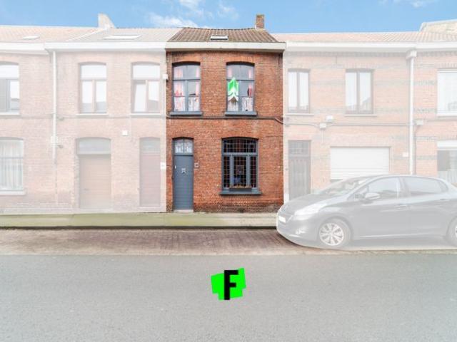 Op te frissen woning met twee slaapkamers in Assebroek!