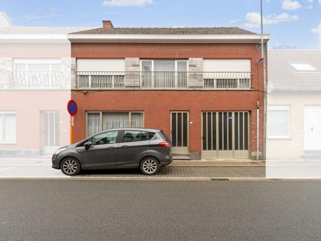 Op te frissen woning met uitweg + garage