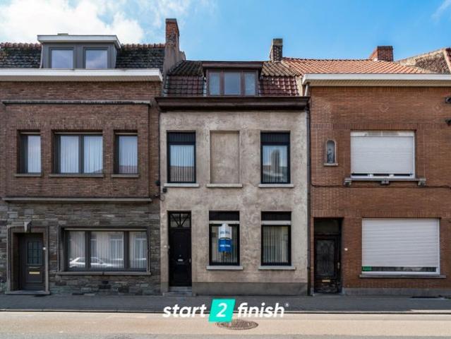 Op te frissen woning met zuidgerichte tuin vlakbij het cent