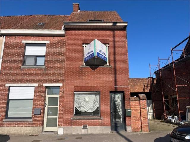 Op te frissen woning op ideale ligging!
