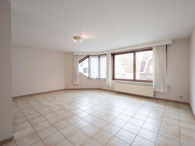 Op te frissen 3 slaapkamer appartement duplex met ruim ter