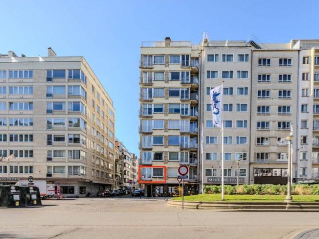 Op te frissen 3 slaapkamer appartement op een schitterende l