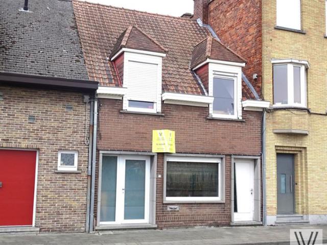 Op te frissen/te renoveren 4 slaapkamerwoning met tuin e.