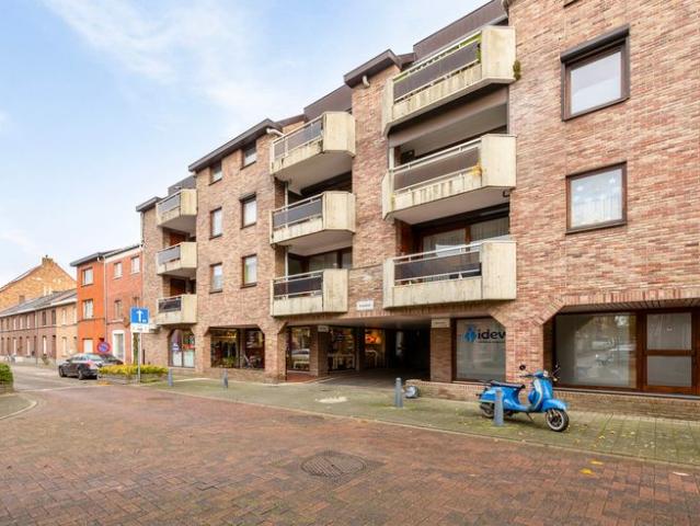 Op te knappen appartement met ondergrondse garage in Hasselt