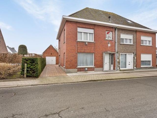 Op te knappen halfopen woning met 3 slaapkamers, tuin en.