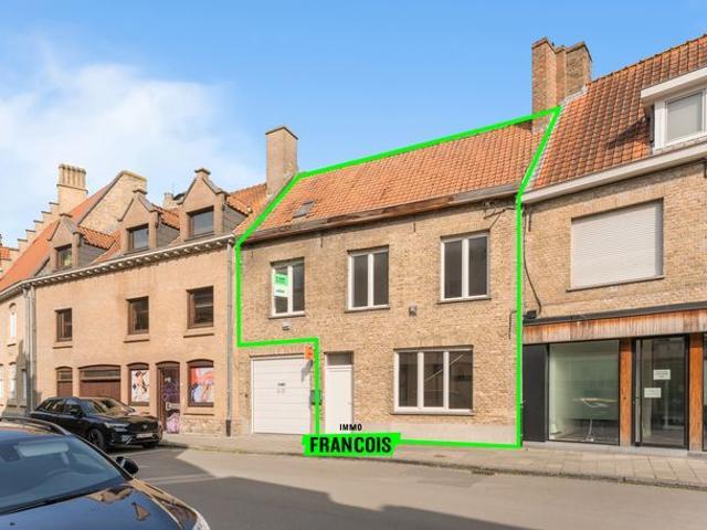 Op te knappen rijwoning in centrum Veurne te koop ideale o…