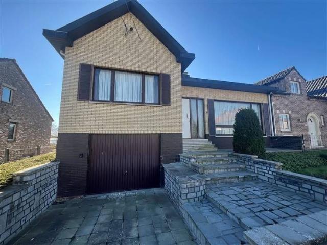 Op te knappen split level woning te Halen