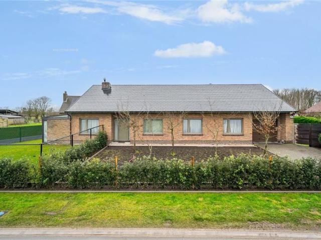 Op te knappen woning op toffe locatie!