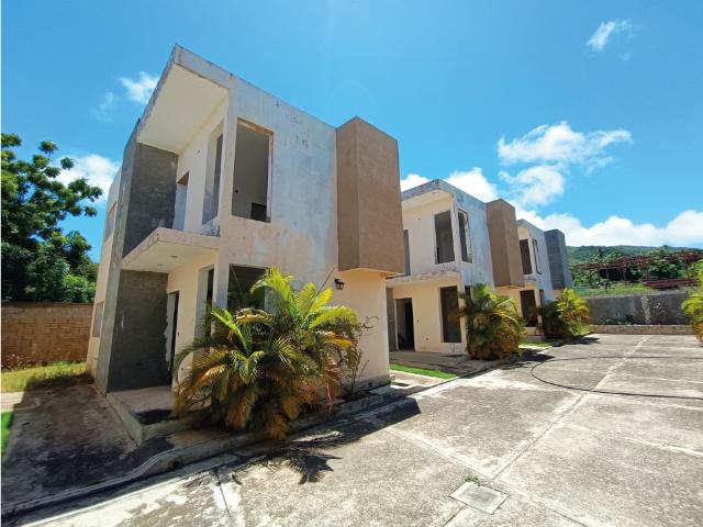 OPORTUN. CONJUNTO SOL Y ARENA +R 8 TOWNHOUSES ESTRENAR, GUACUCO VENTA