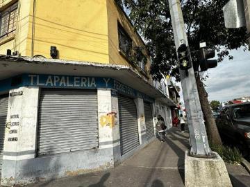 OPORTUNIDAD. Terreno construido sobre avenida Montevideo. Trato directo