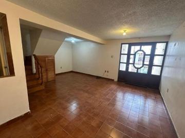 ¡Oportunidad Única! Venta de Casa Dúplex en calle Cerrada