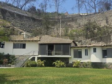 OPORTUNIDAD UNICA! VENDO CASA DE 3350 M2 COMO TERRENO EN UBICACION EXCLUSIVA