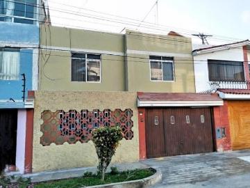¡Oportunidad única! Vendo Casa de 3 pisos en La Perla límite con San Miguel