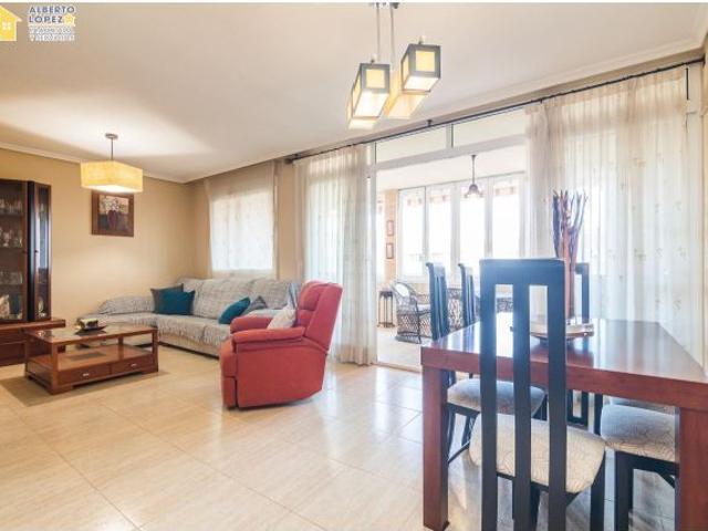 Oportunidad única vivienda con terraza, piscina, garaje y trastero en Calle Ecuador