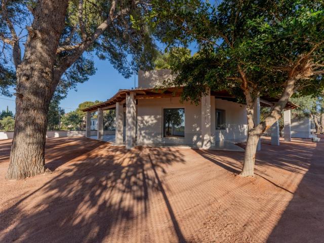 ¡Oportunidad única a ESTRENAR! Chalet en zona privilegiada de Torrellano, a solo 5 minutos del núcleo urbano
