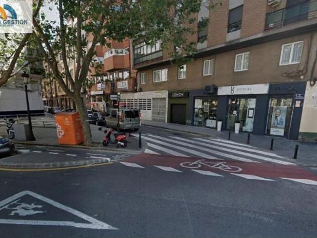 ¡Oportunidad Única! Amplio Local Comercial en Exposición, Valencia