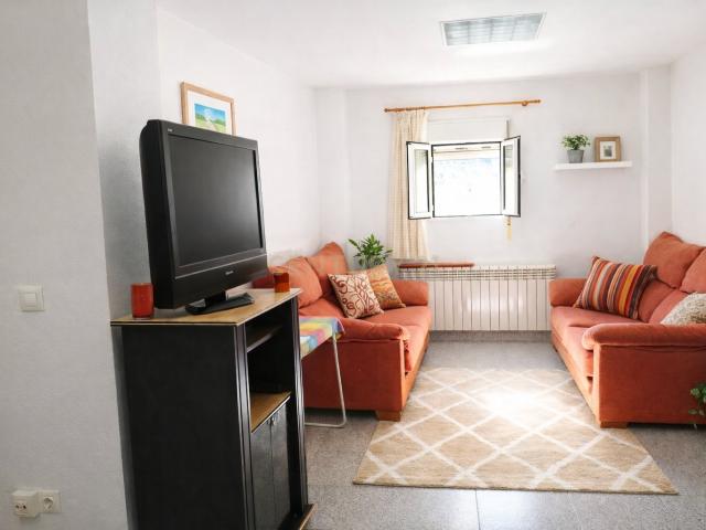 Oportunidad única: Casa de pueblo en Ademuz, ideal como segunda residencia o inversión turística