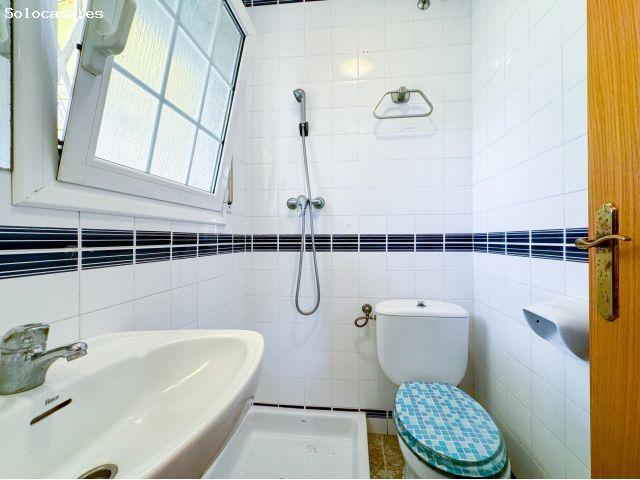 ¡Oportunidad única! Chalet esquinero con piscina a 5 min de la playa
