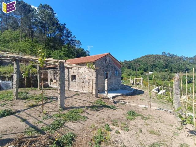 Oportunidad Única: Conjunto Rural con Gran Terreno Riofrio, Mondariz