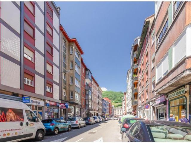 OPORTUNIDAD UNICA DE ADQUIRIR COCHERA GRANDE CERRADA EN MIERES