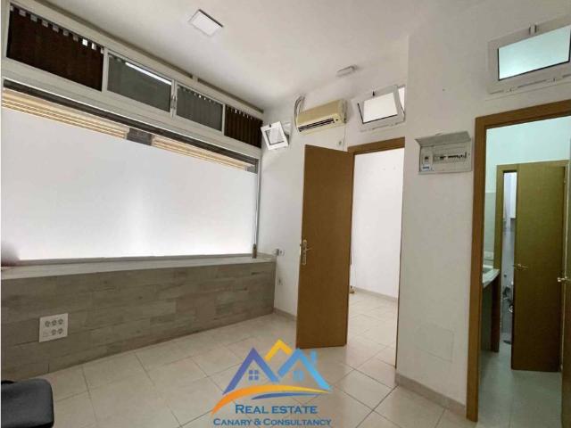 Oportunidad única de alquiler: una oficina moderna y espaciosa con dos despachos, baño completo y un pequeño trastero en