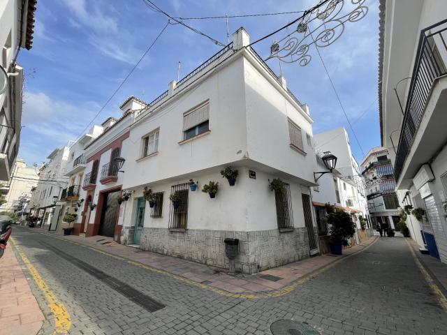 Oportunidad única de inversión en el casco histórico de Este. 256m² Estepona