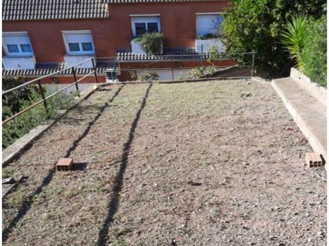 ¡Oportunidad única en Vallirana! Parcela céntrica con 750 m² edificables – Unifamiliar o 3 viviendas