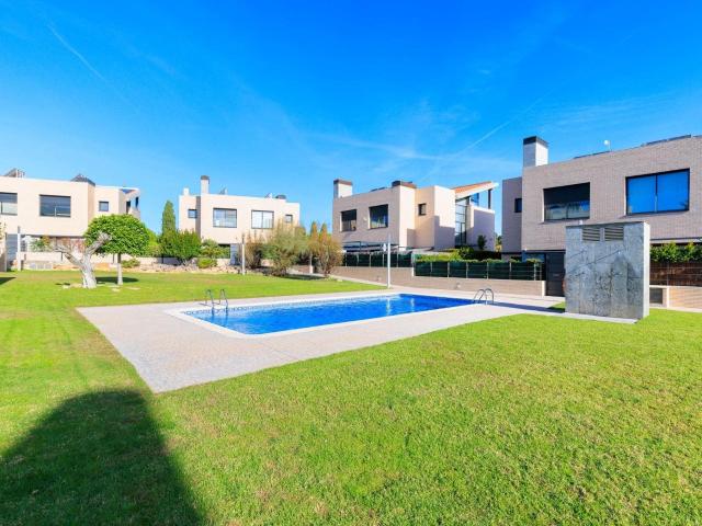Oportunidad Única En Vilafortuny – Chalet Pareado Con Gran J. 365m² Cambrils