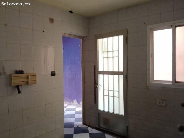 Oportunidad Única en Almería: Adosado a Reformar en Piedras Redondas