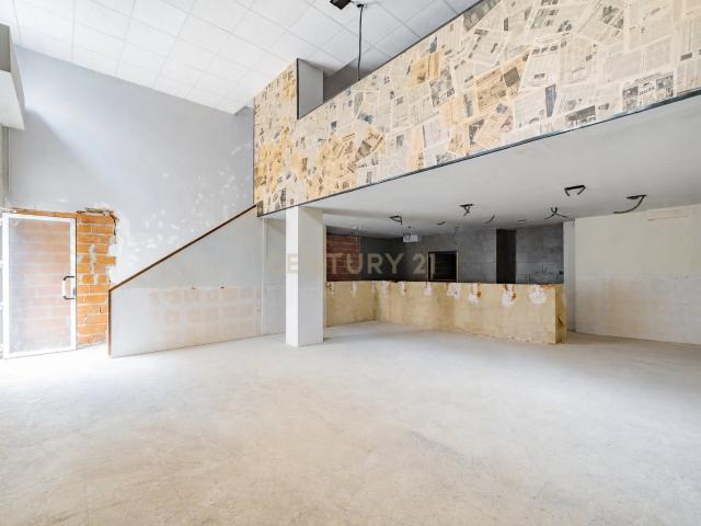¡Oportunidad única en Avenida de Baleares! Local comercial amplio y luminoso