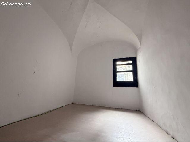 Oportunidad única en Besalú: edificio con local comercial