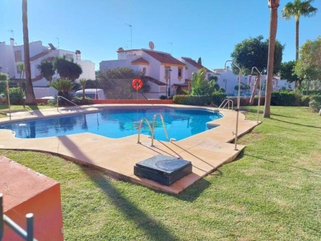 ¡OPORTUNIDAD ÚNICA EN CASARES COSTA! VIVE EL LUJO TROPICAL JUNTO AL MAR