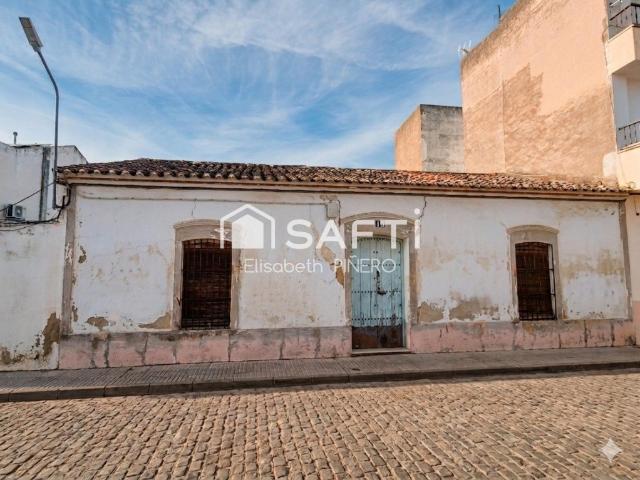 Oportunidad Única en el Centro: 876 m² de Parcela Estratégica con Salida a Dos Calles