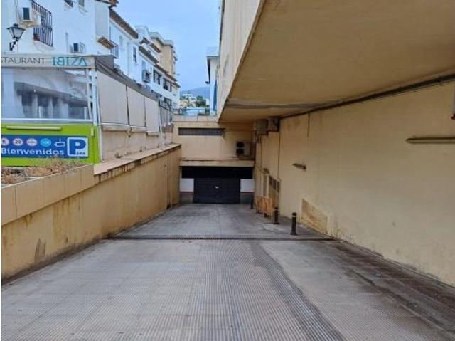 Oportunidad Única en el Centro de Torremolinos: Amplia Plaza de Garaje