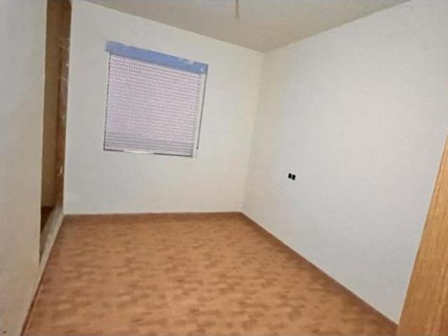 Oportunidad Única en el Corazón de Almuñécar: Piso con Potencial para Reformar